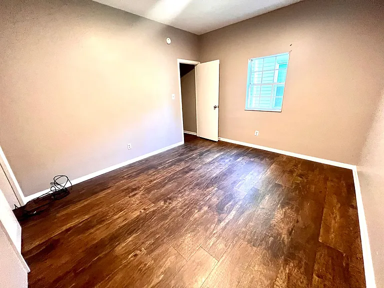 542 5th Avenue (Full Service) — Photo 10