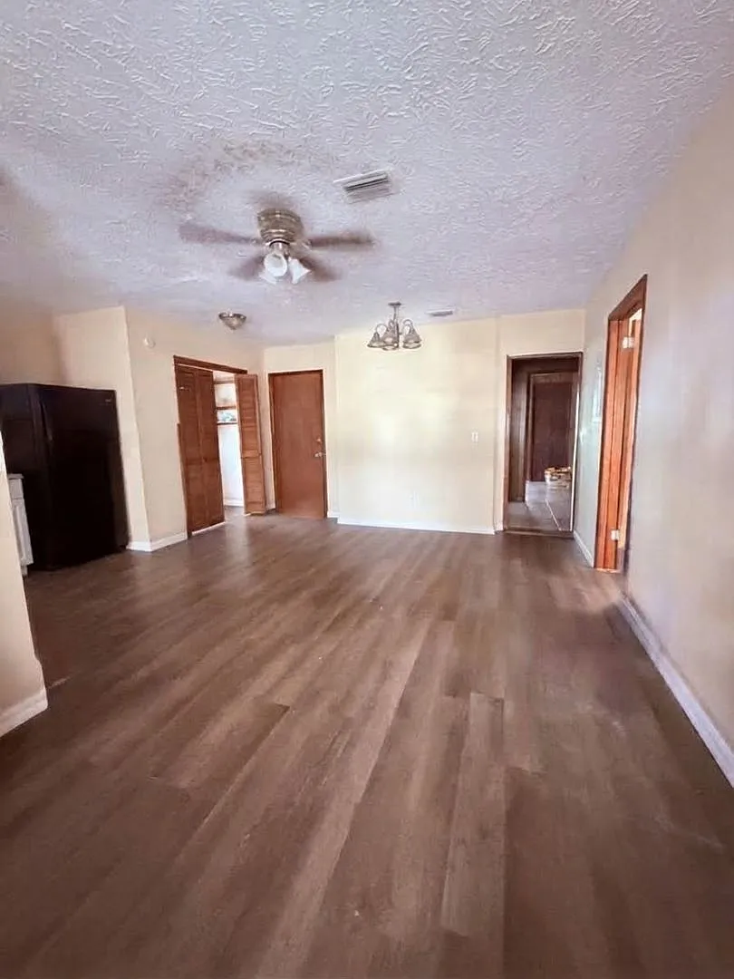 Looking for charm, space, and a fantastic workshop? This Brentwood-Evergreen gem has it all! — Photo 2