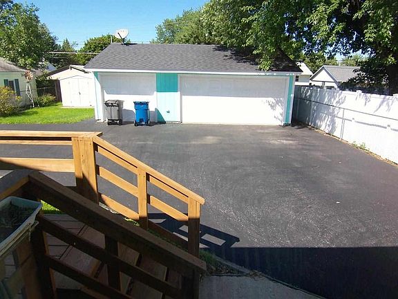 5th image of 523 32nd Ave W