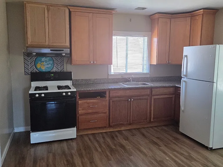 1385 Columbia St #B — Photo 1