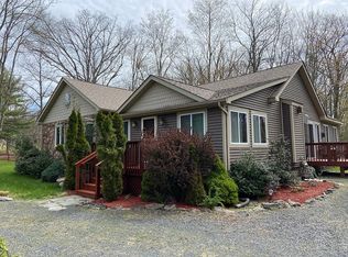 124 Country Club Dr, Hawley, PA 18428