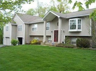14 Sergio Ct, Chestnut Ridge, NY 10977