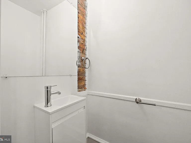 1715 W 8th St — Photo 4