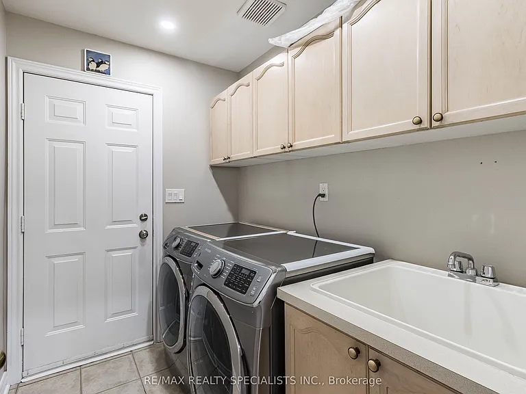 2115 Pinevalley Cres — Photo 19