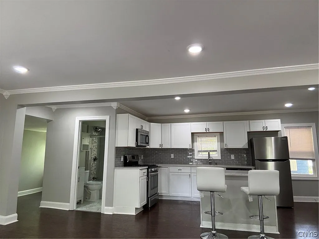 2 bed, 1.0 bath, 1316 sqft, $2,000 — Photo 3