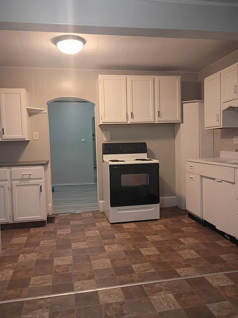 For Rent: 2401 S Mulberry St. Cozy 2 Bedroom 1 Bath, New Flooring! Bonus Room! — Photo 1