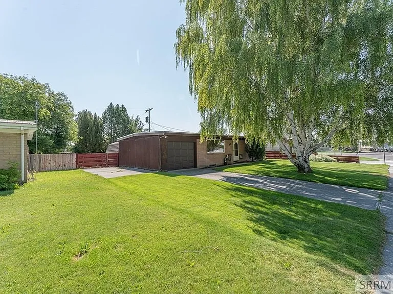 328 Melrose Dr — Photo 4