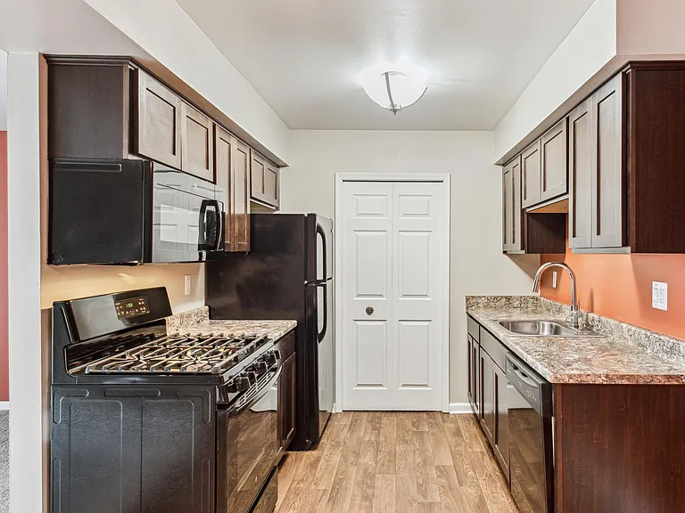 Pointe West Apartments — Photo 21