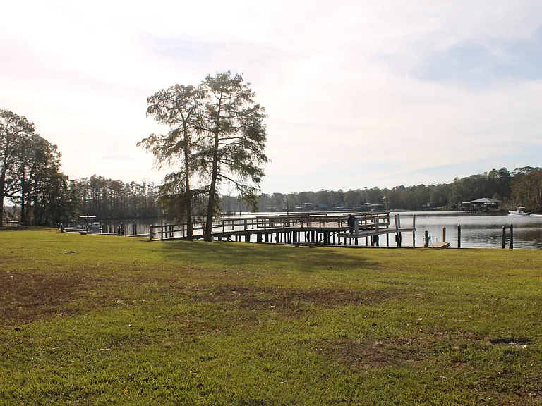 233 Riverbend Dr — Photo 2