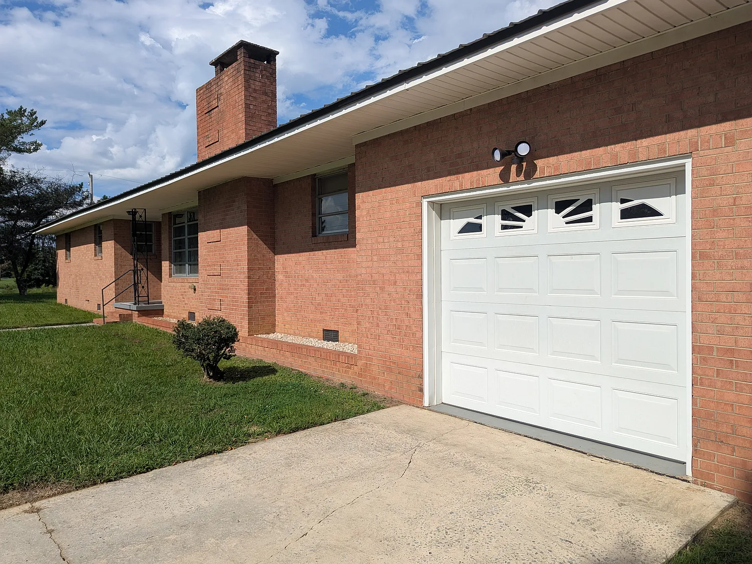 3 bed, 1.5 bath, 1440 sqft, $2,000 — Photo 1