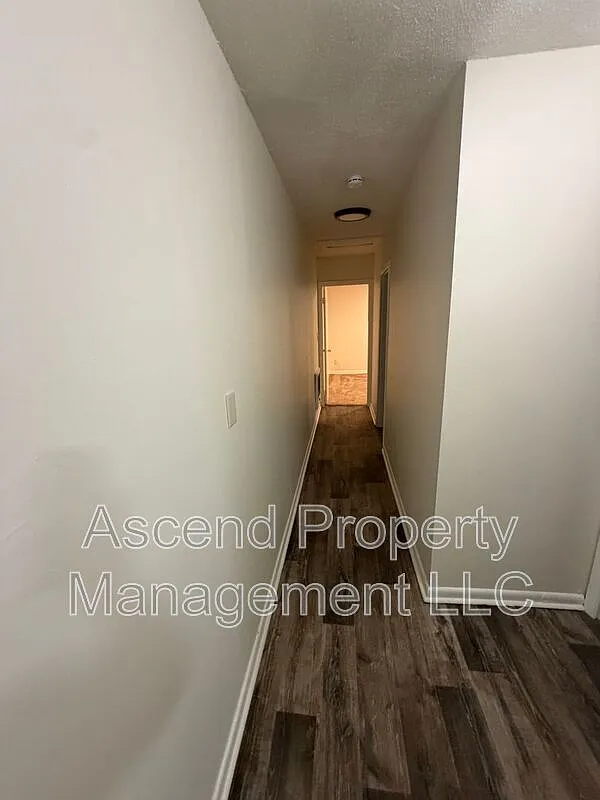 2 bed, 1.0 bath, $899 — Photo 4