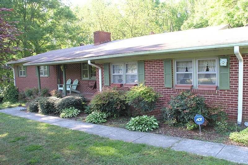 2nd image of 300 Debanne Rd
