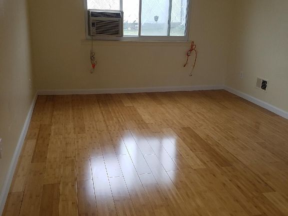 4th image of 229 Bradley Ave