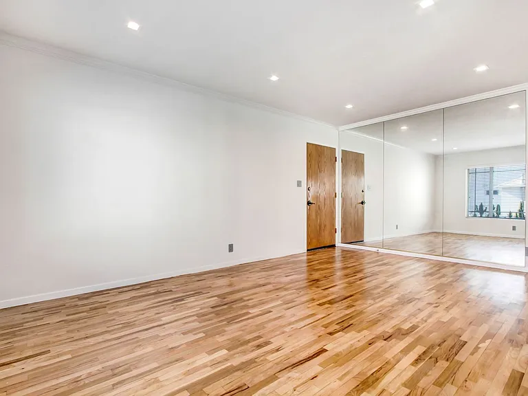 807 5th Street in Santa Monica. Steps to Montana Ave and 5 blocks to the beach! — Photo 10