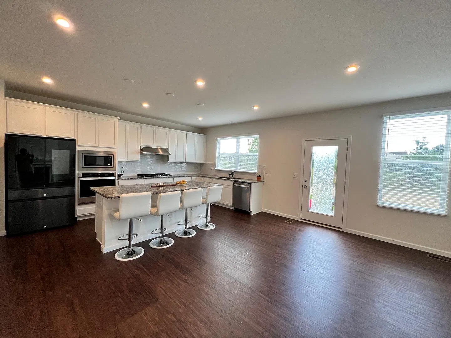 5 bed, 3260 sqft, $4,500 — Photo 3