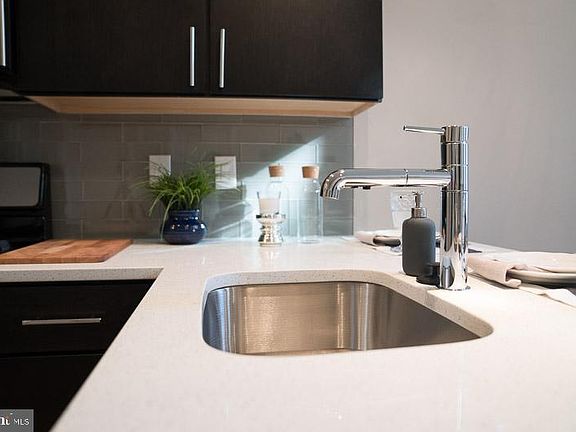 5th image of 1607 Catharine St APT 1B