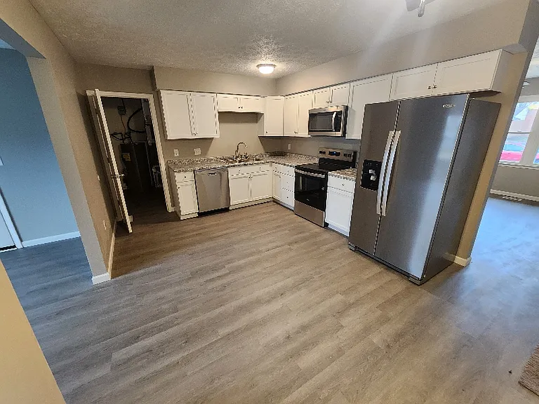 1146 Morris Ave — Photo 8
