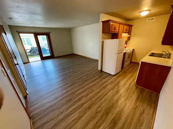 Hallcrest Apartments - 409 East 15th Street, 409 E 15th St #7, Pella, IA 50219