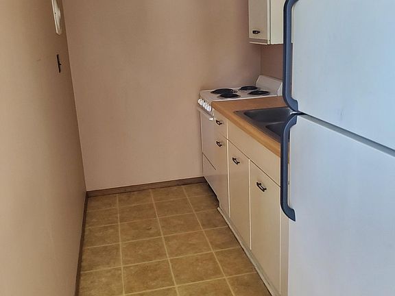 3rd image of 605 W College St