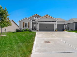 9605 N Lenox Pl, Kansas City, MO 64154