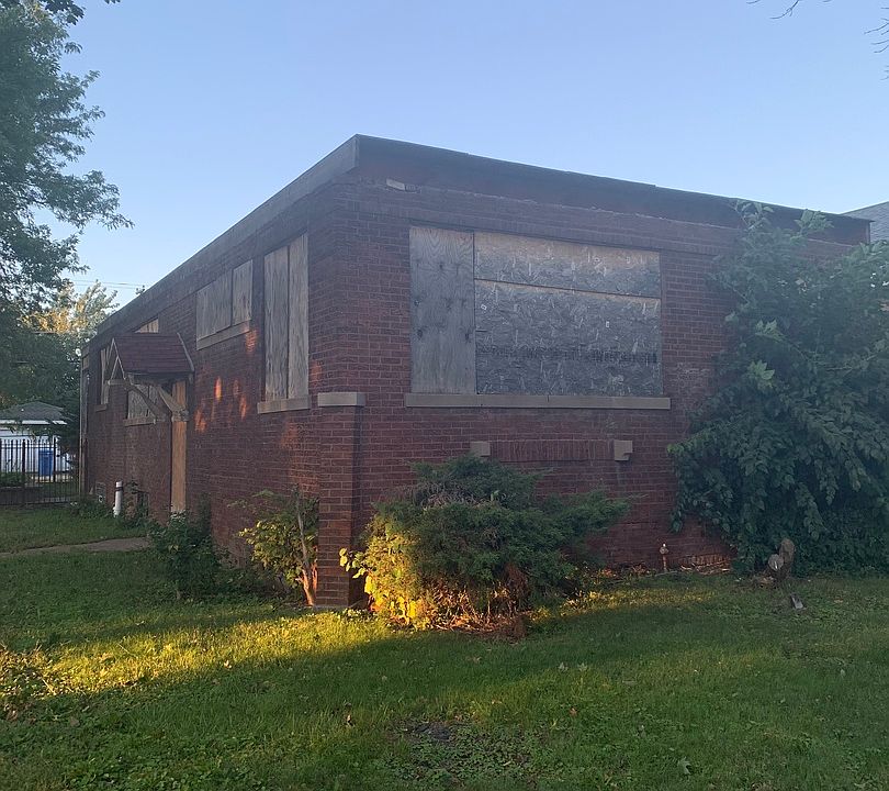 2nd image of 402 E 89th Pl