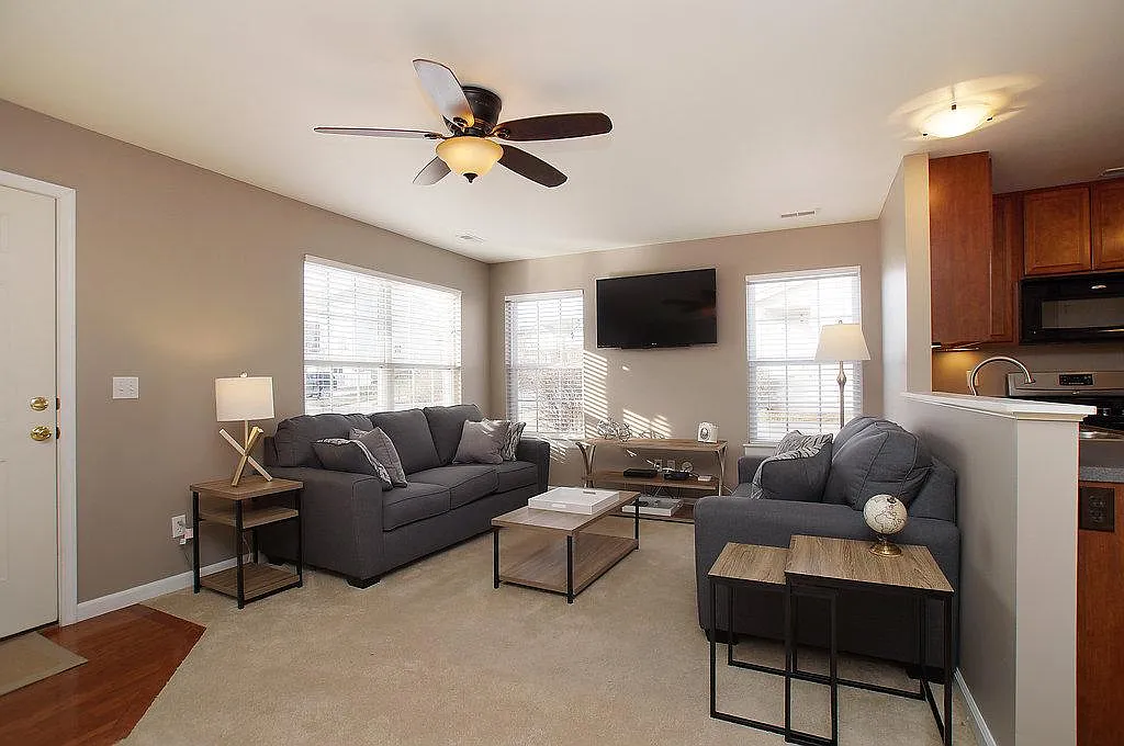 3 bed, 2.5 bath, 1690 sqft, $2,200 — Photo 3