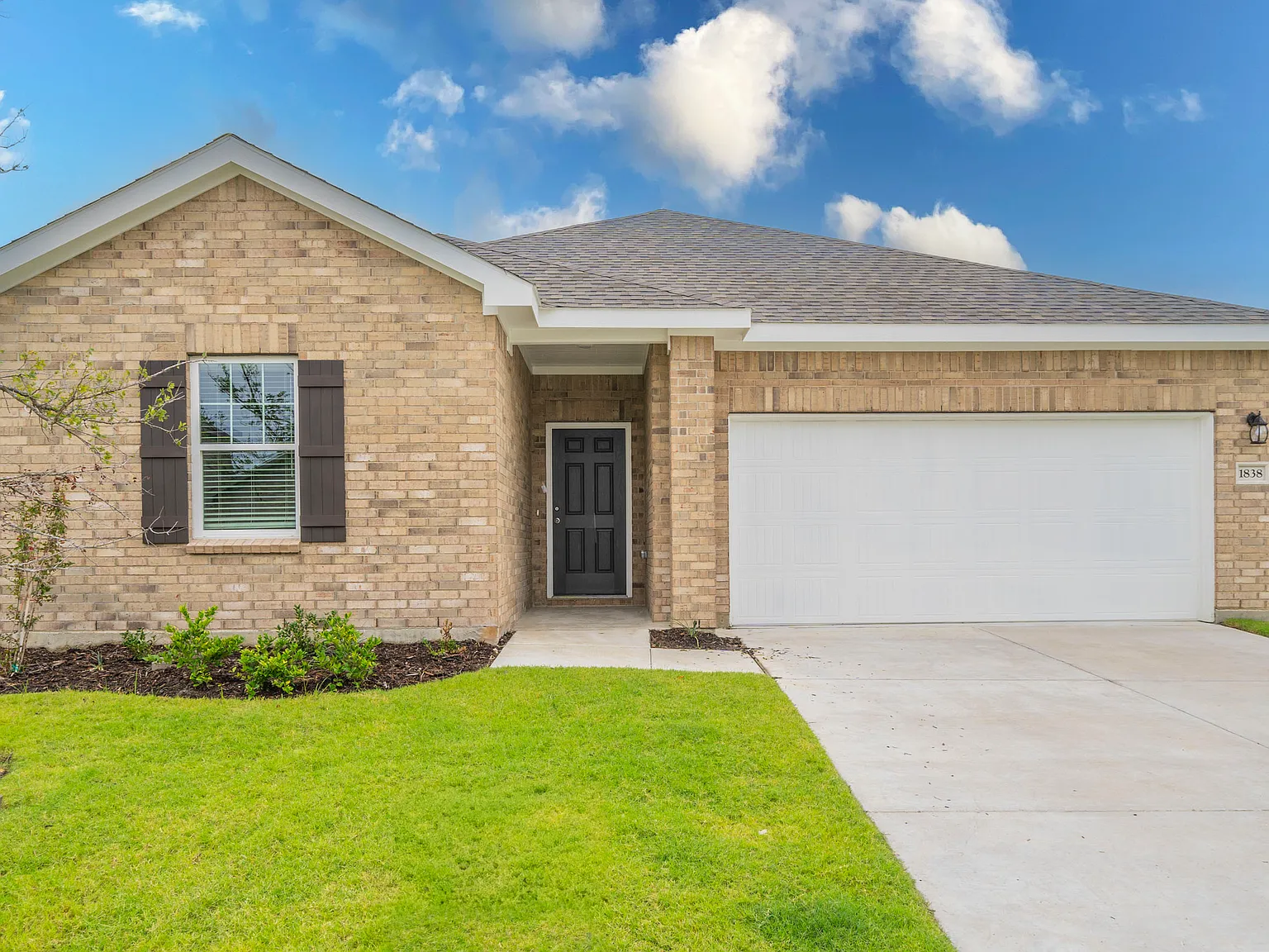 4 bed, 1935 sqft, $2,850 — Photo 1