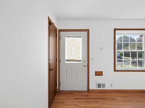 5th image of 3730 Lincoln St NE