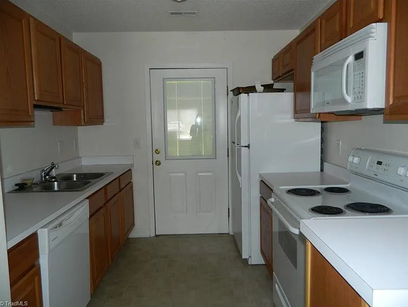 2 bed, 900 sqft, $1,250 — Photo 3