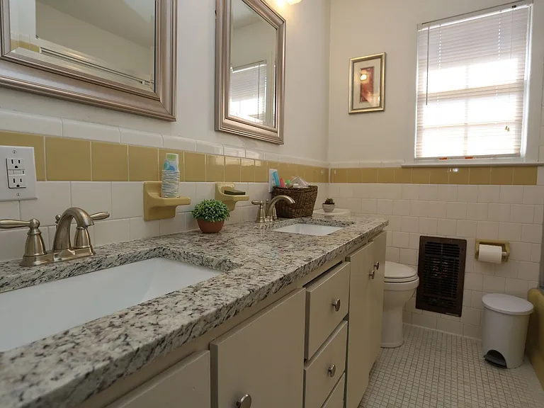 206 E Grady St — Photo 9