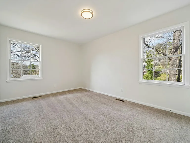 1409 Medina Ln — Photo 9