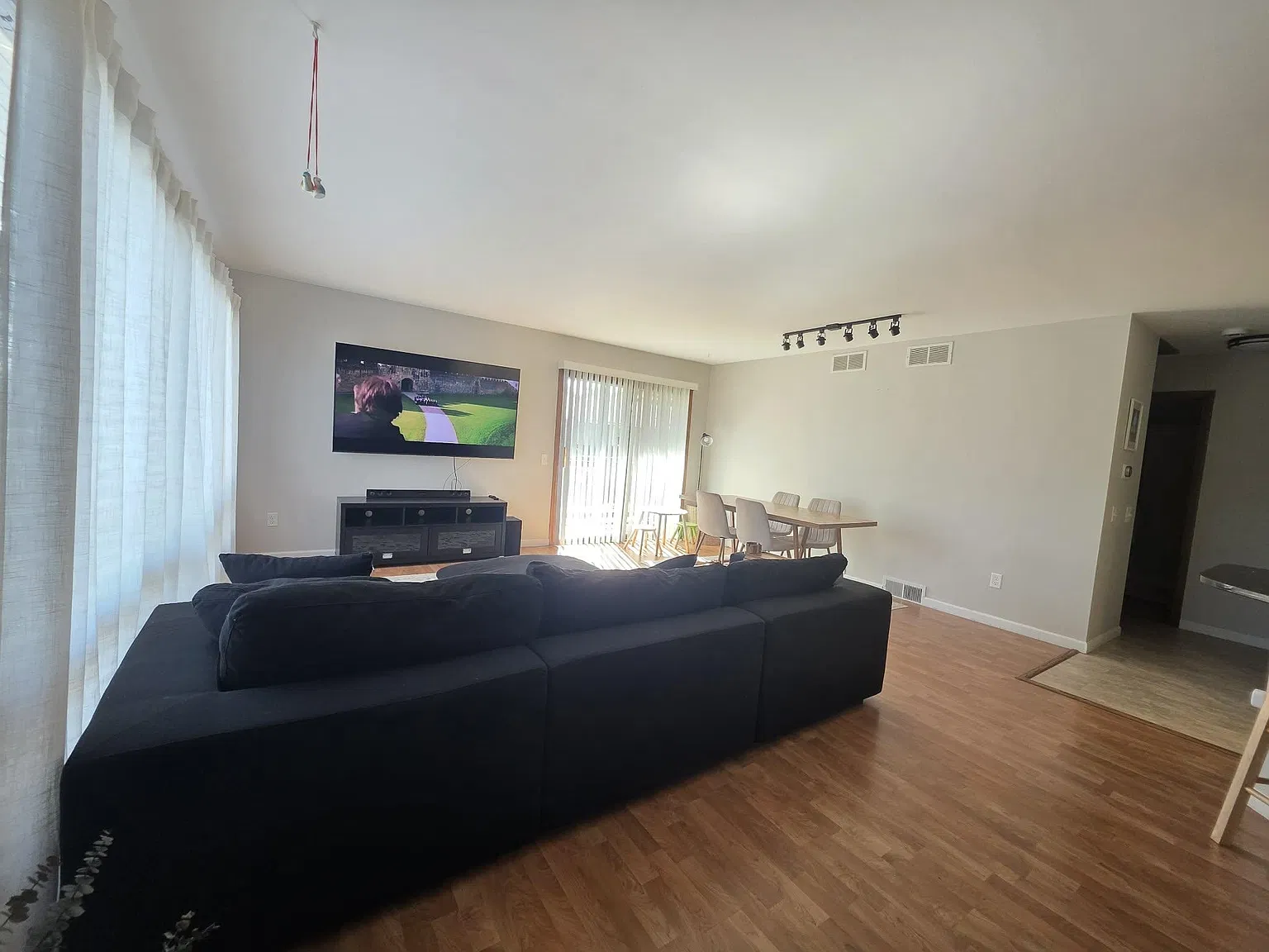 3 bed, 2.0 bath, 2140 sqft, $2,200 — Photo 3