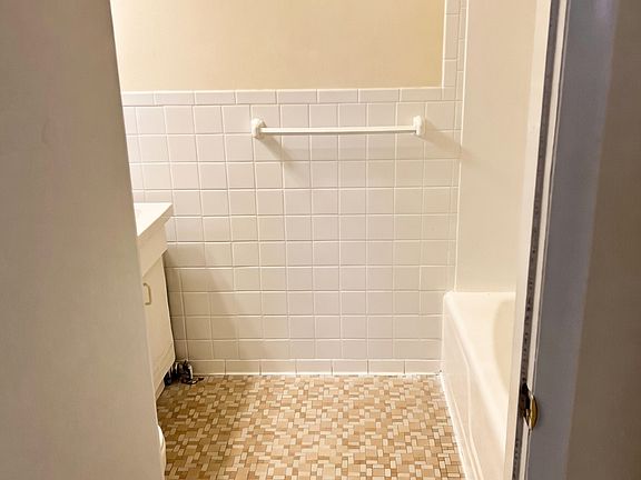 3rd image of 139 Mamaroneck Ave APT 3