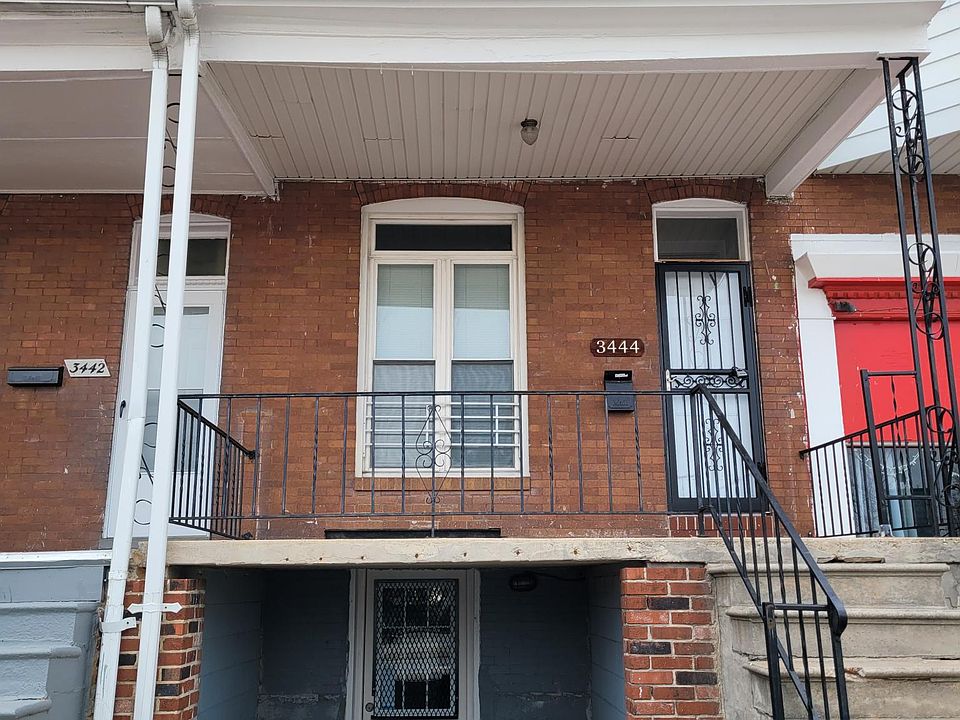 Front of property view unit #1 has 3br,1.5 ba Renting at $1750
Unit #2 is commercial Renting at $900