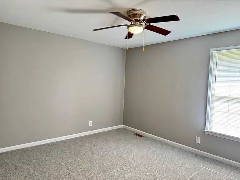 389 Elaine Dr — Photo 11