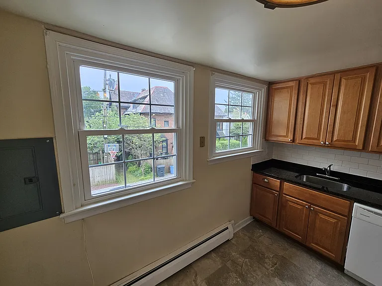 140 E Market St #140 — Photo 6