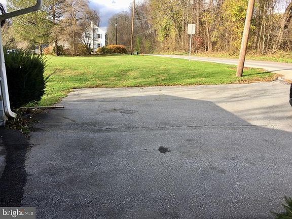 3rd image of 690 Bean Hill Rd