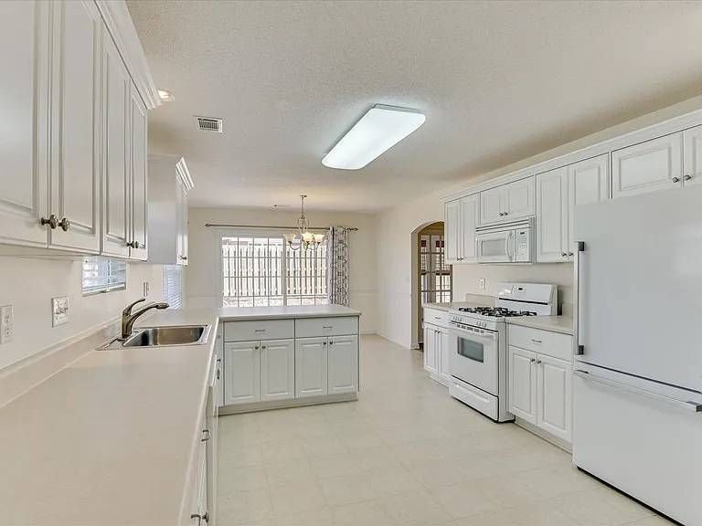 443 Surrey Park Dr SE — Photo 15