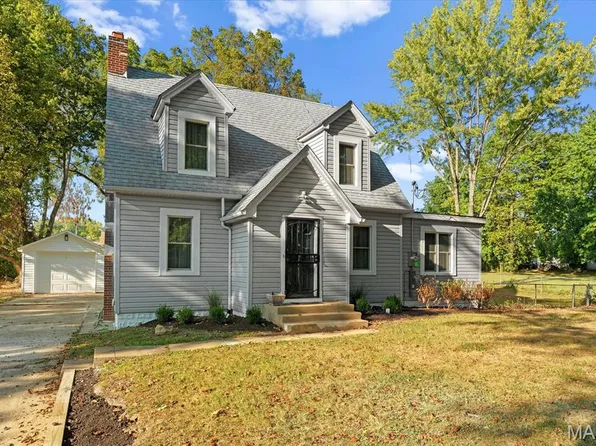10009 Club Rd, Fairview Heights, IL 62208