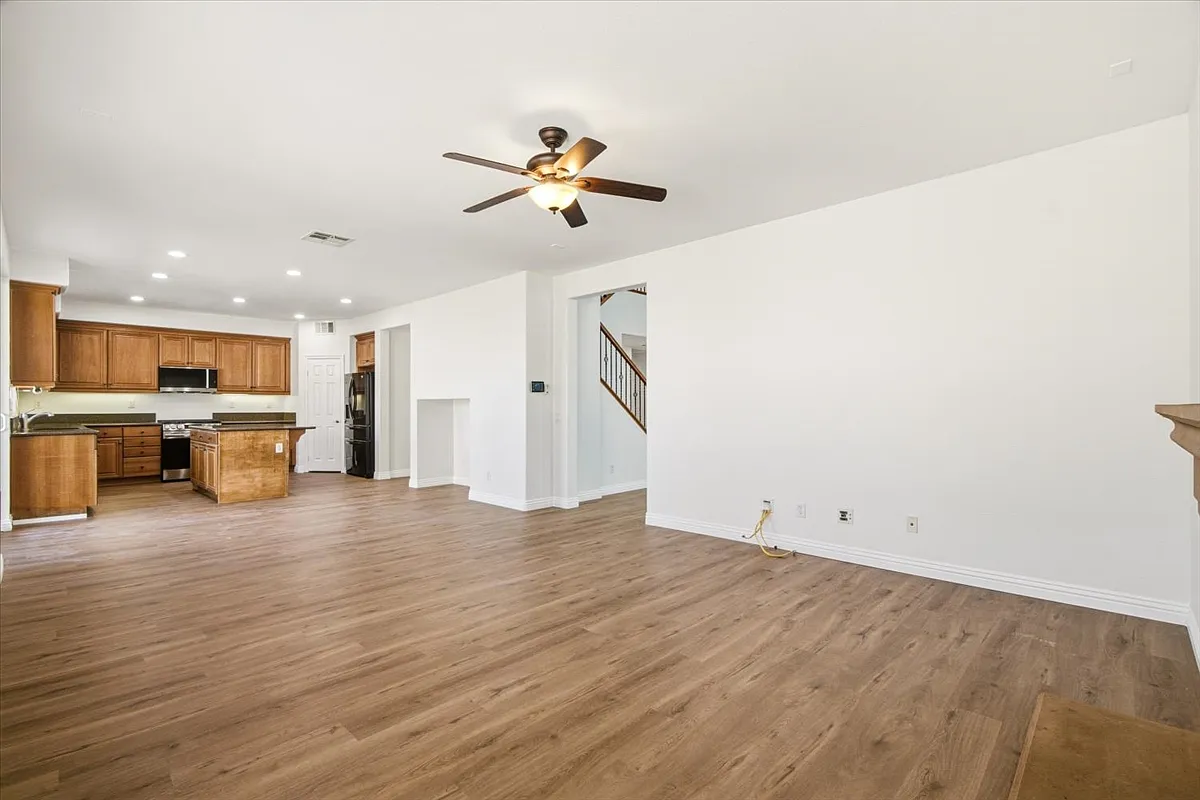 4 bed, 3163 sqft, $4,000 — Photo 4