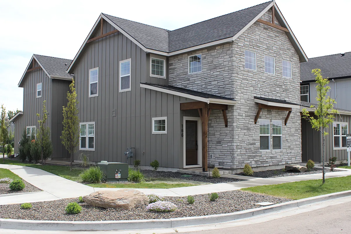 Building Photo - 166 N Edgewood Ln
