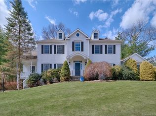 35 Topaz Ln, Trumbull, CT 06611