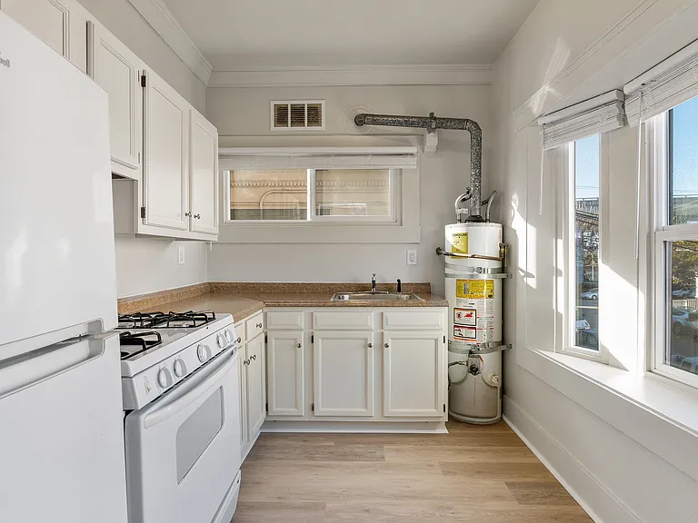 539 33rd St #6 — Photo 9