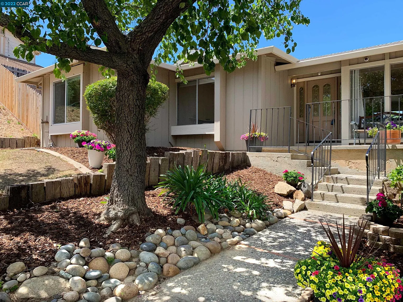 118 Encinal Pl photo 1