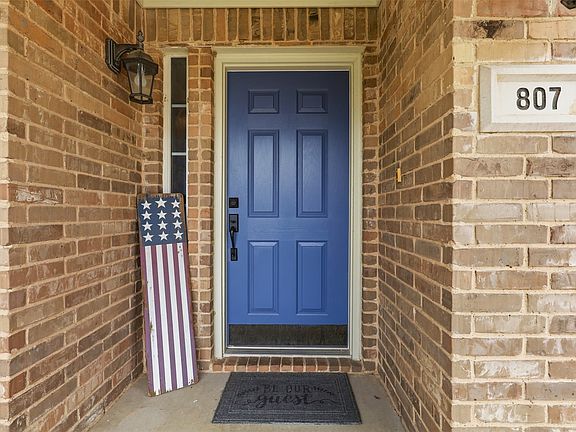 4th image of 807 Huebner Way