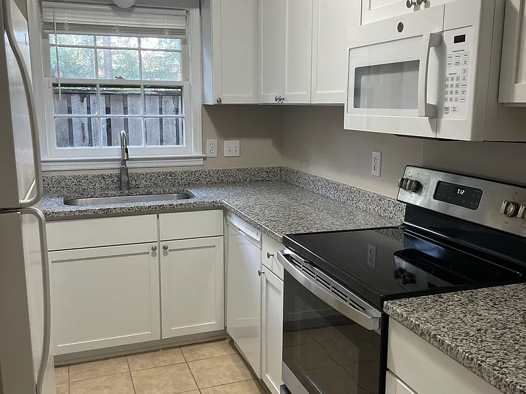 202 Saint Charles Ct — Photo 5