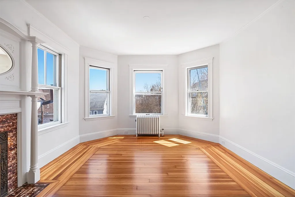 2 bed, 1.0 bath, 1341 sqft, $3,700 — Photo 2