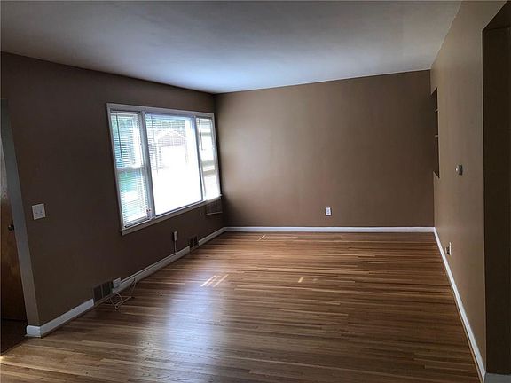 5th image of 149 Roselawn Cres