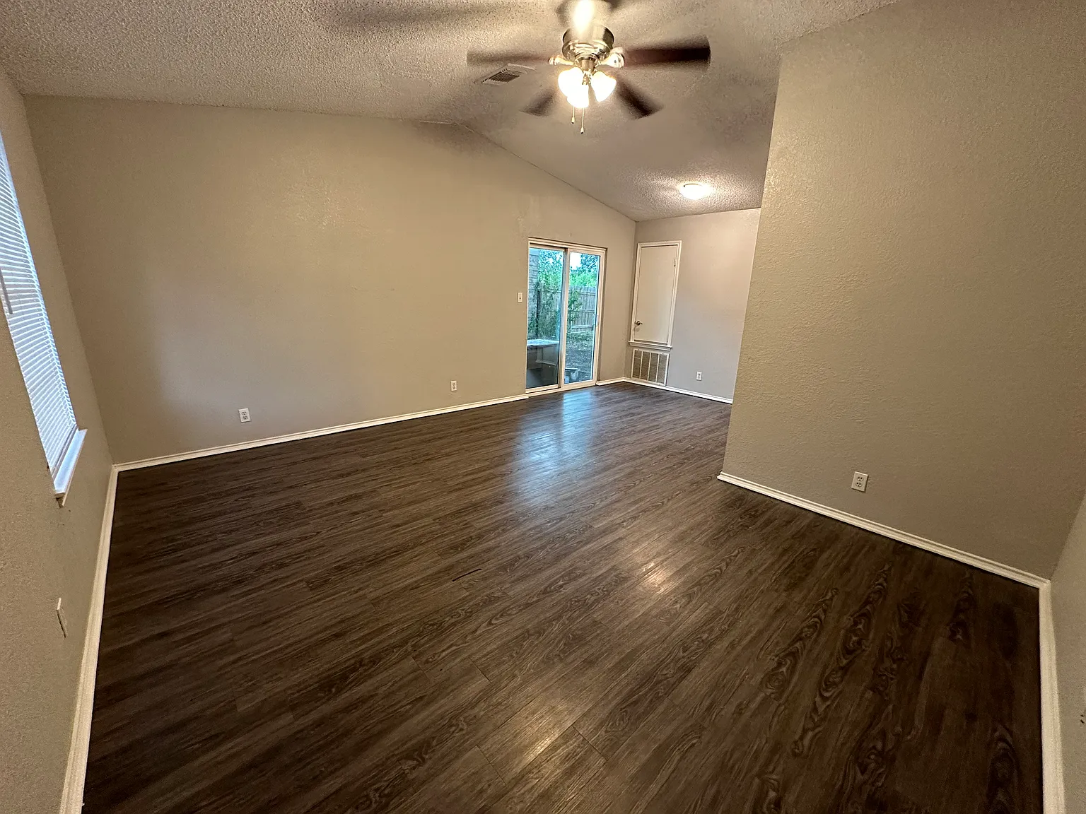 2 bed, 918 sqft, $1,495 — Photo 3
