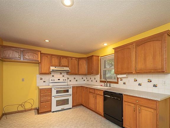 5th image of 10823 W 76th St